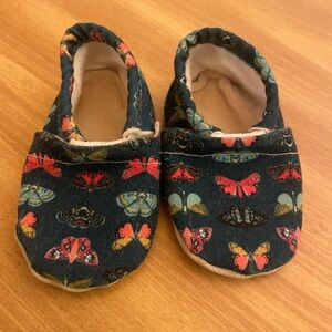 ClamFeet Soft Soled Baby Moccasins Forest Green And Butterflies GUC Size 2